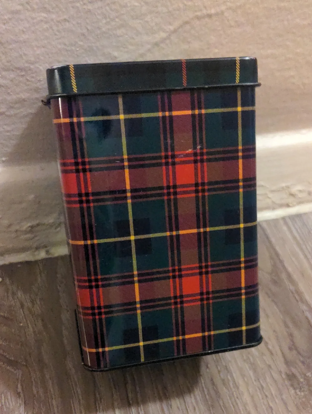 Plaid MAC cosmetics Tin Case with Gold Crest - Red & Green Tartan